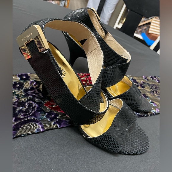 🖤Great Condition 9.5 Embossed Leather MICHEAL Micheal Kors Velcro Buckled Heels - Picture 3 of 6